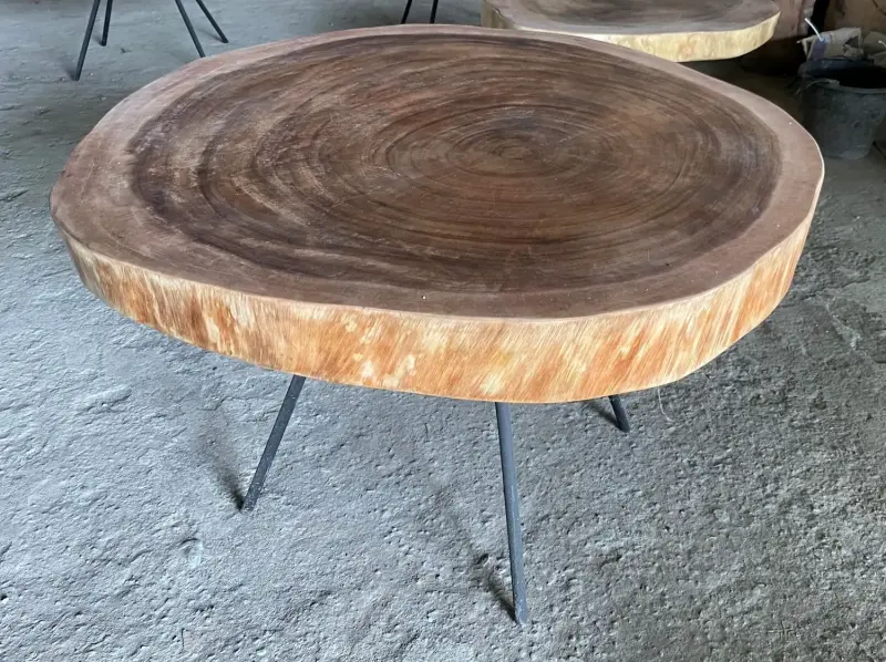 Artikelbild 7 des Artikels “Niedriger Naturholztisch rund aus Suar mit Metallbeinen Spider. 96cm Länge, 94cm Breite, 60cm Höhe. Tischplatte 10cm dick. “